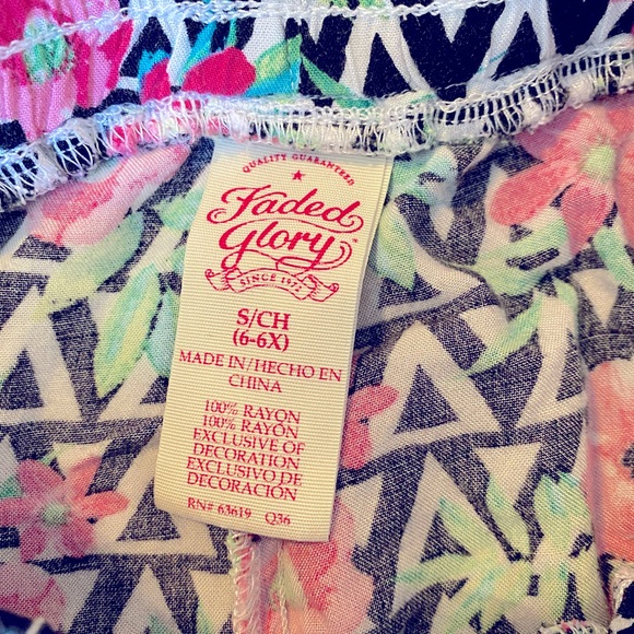 🌸Girls floral shorts with Pom-Pom hem - Picture 3 of 3